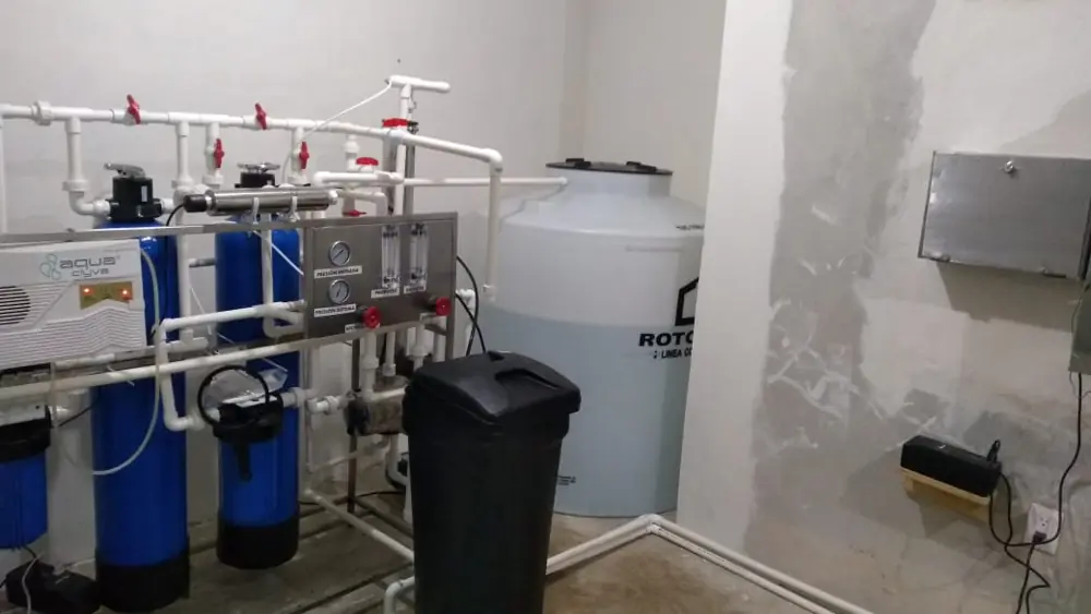 Planta purificadora con filtros y suavizadores